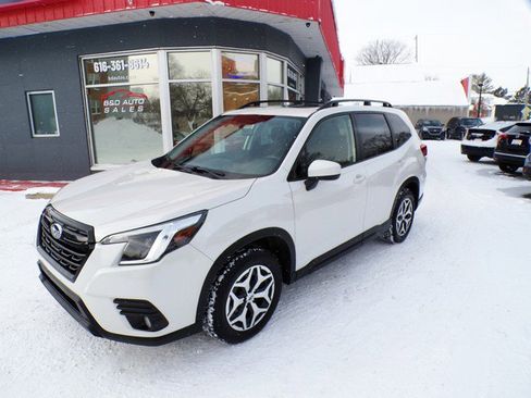 Used 2023 Subaru Forester Premium image 1