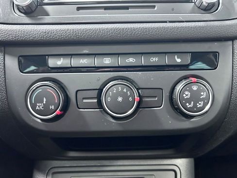 Used 2015 Volkswagen Tiguan SE image 16