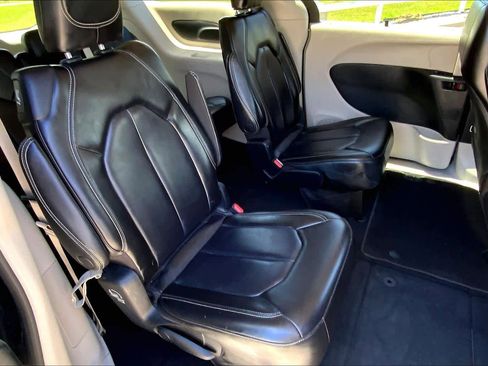 Used 2023 Chrysler Pacifica Touring-L FWD image 20