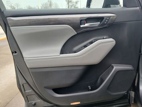 Used 2020 Toyota Highlander Platinum image 12