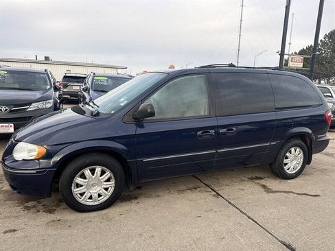 Used 2005 Chrysler Town & Country Touring w/ Luxury Group image 2