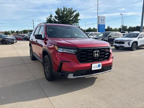 Used 2025 Honda Pilot TrailSport image 3