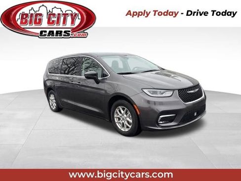 Used 2023 Chrysler Pacifica Touring-L image 1