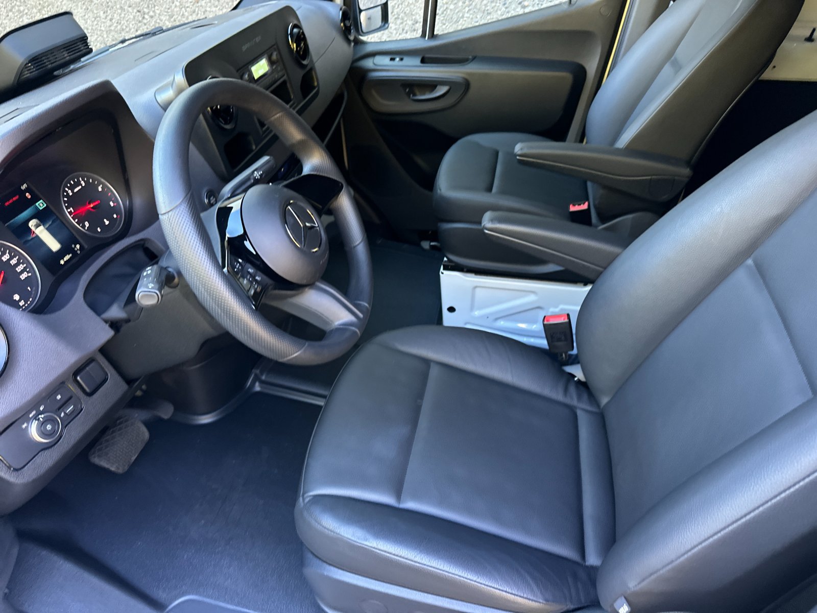 Used 2025 Mercedes-Benz Sprinter 2500 image 9