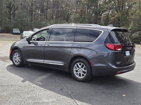 Used 2020 Chrysler Pacifica Touring-L image 5