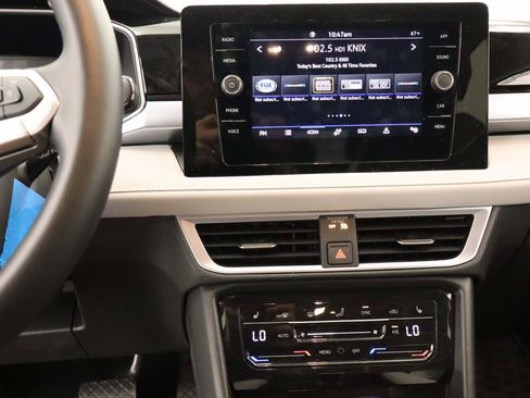 Used 2025 Volkswagen Taos SE image 8