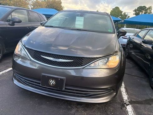 Used 2017 Chrysler Pacifica Touring FWD image 4