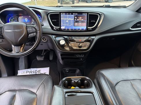 Used 2022 Chrysler Pacifica Touring-L w/ Uconnect Theater Family Group image 12