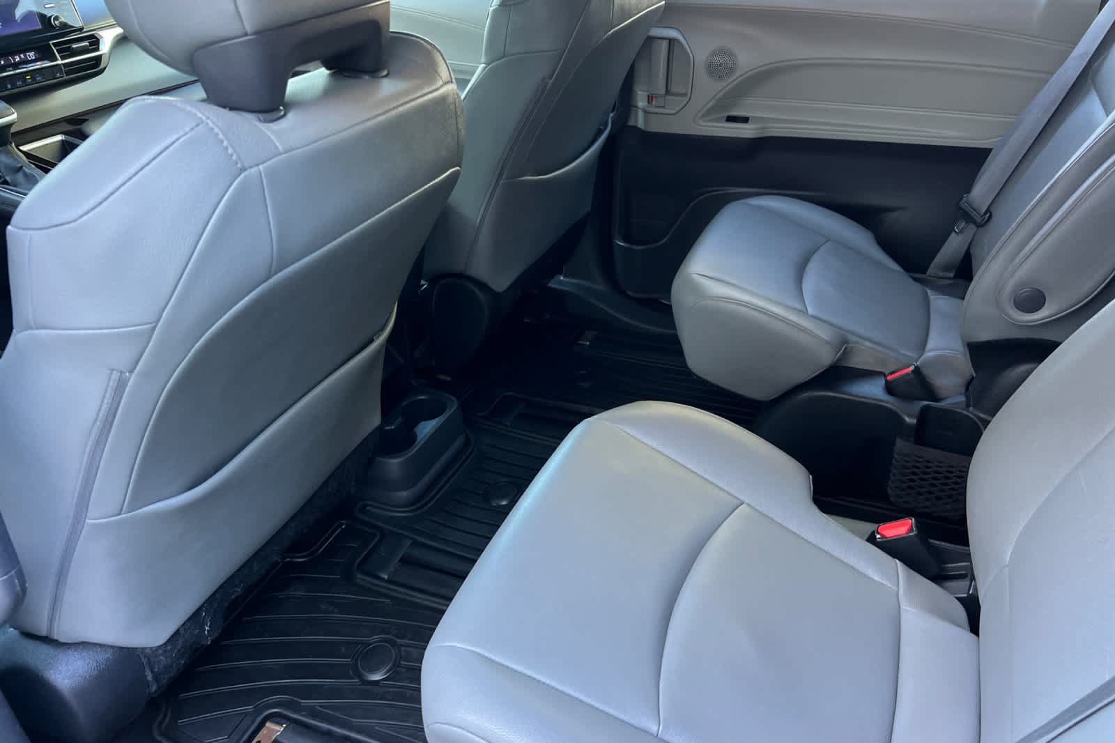 Used 2023 Toyota Sienna XLE AWD/4WD image 4