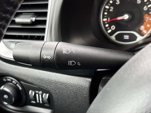 Used 2018 Jeep Renegade Latitude w/ Cold Weather Group AWD/4WD image 16
