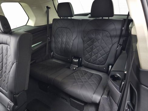 Used 2025 BMW X7 xDrive40i w/ Climate Comfort Package image 39