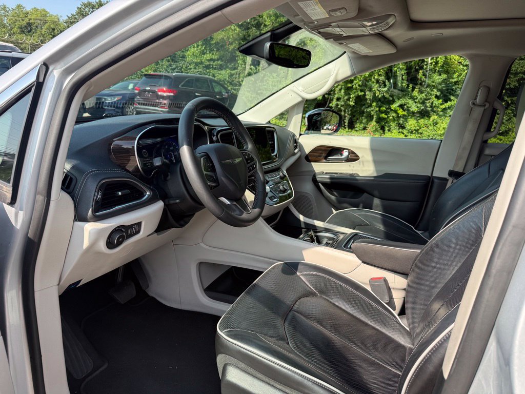 Used 2023 Chrysler Pacifica Limited FWD image 7