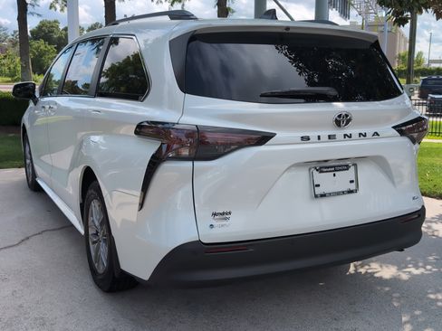 Certified 2026 Toyota Sienna XLE FWD image 8