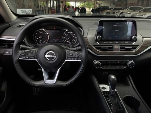 Used 2025 Nissan Altima 2.5 SV FWD image 14