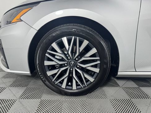 Used 2025 Nissan Altima 2.5 SV FWD image 35