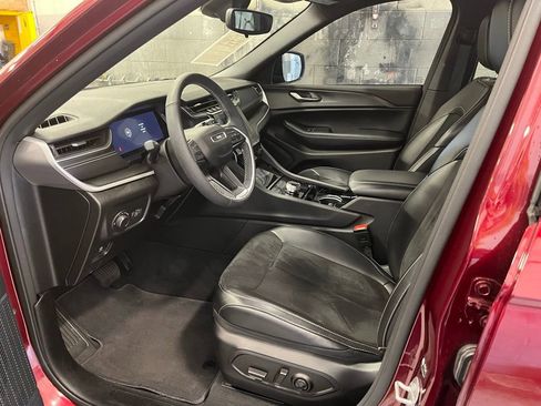 Used 2023 Jeep Grand Cherokee Altitude image 12