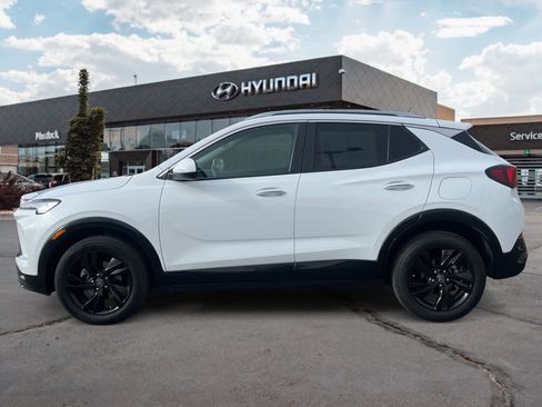 Used 2024 Buick Encore GX Sport Touring image 2