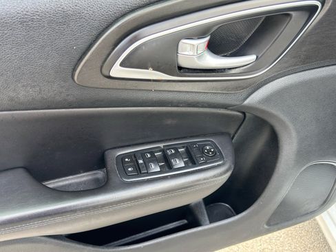 Used 2017 Chrysler 200 Limited Platinum image 12