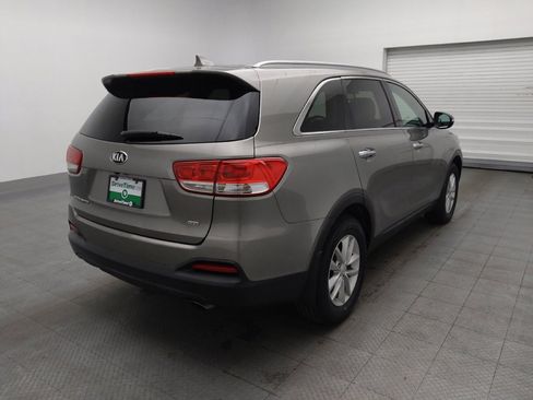 Used 2017 Kia Sorento LX w/ LX Convenience Package image 9