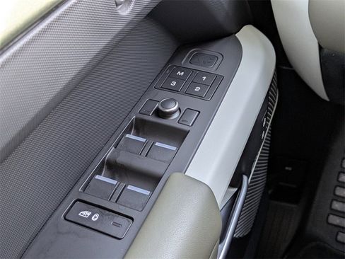 Used 2020 Land Rover Defender 110 HSE image 25