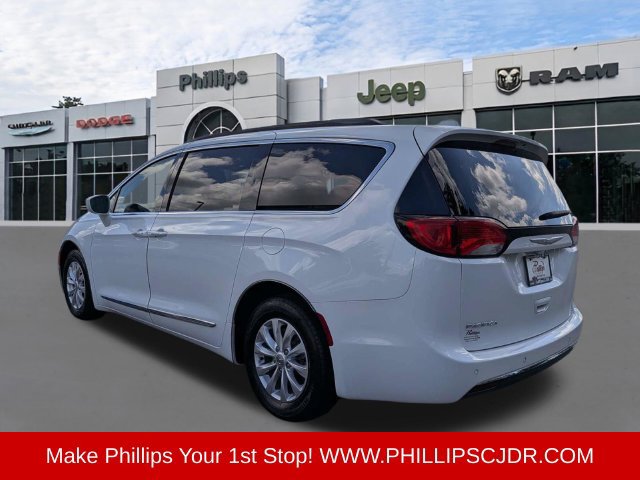 Used 2017 Chrysler Pacifica Touring-L FWD image 5