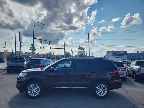 Used 2018 Ford Explorer XLT AWD/4WD image 2