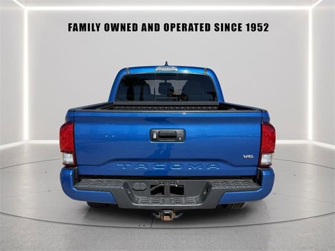 Used 2017 Toyota Tacoma TRD Sport image 4