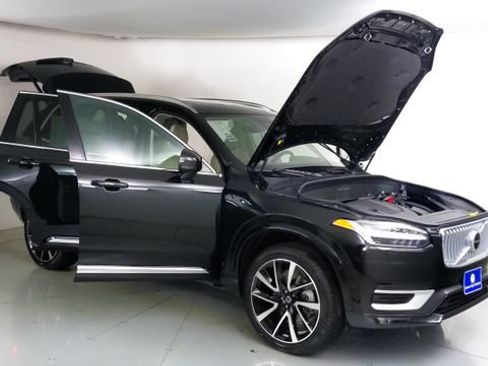 Used 2023 Volvo XC90 B5 Plus w/ Protection Package Premier AWD/4WD image 9