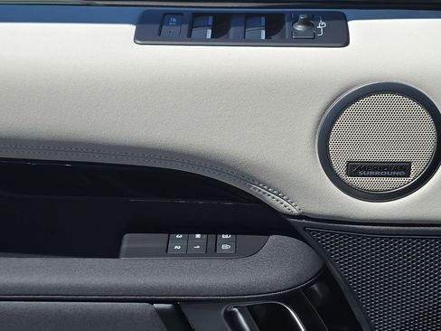 Used 2025 Land Rover Discovery S image 30