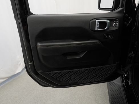 Used 2022 Jeep Wrangler Unlimited Sahara AWD/4WD image 40