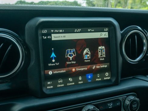 Used 2022 Jeep Wrangler Unlimited Sahara AWD/4WD image 24