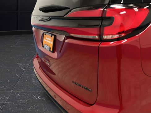 Used 2025 Chrysler Pacifica Limited FWD image 34