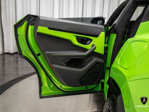Used 2025 Lamborghini Urus SE image 54