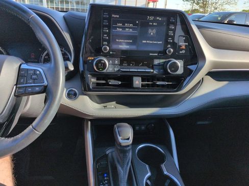 Used 2021 Toyota Highlander XLE AWD/4WD image 17