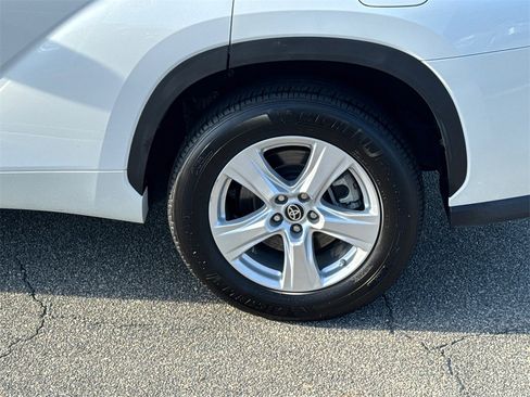 Certified 2023 Toyota Highlander L image 19