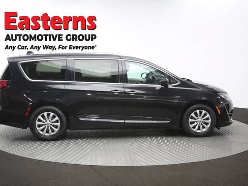 Used 2019 Chrysler Pacifica Touring-L FWD image 43