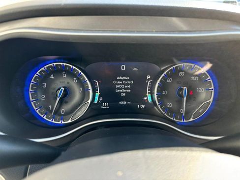 Used 2023 Chrysler Pacifica Touring-L FWD image 23