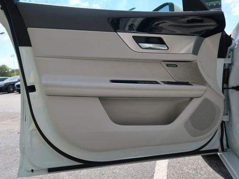 Used 2017 Jaguar XF Prestige image 48