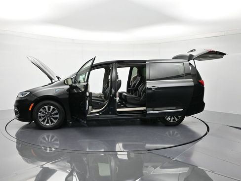 Used 2023 Chrysler Pacifica Limited FWD image 48
