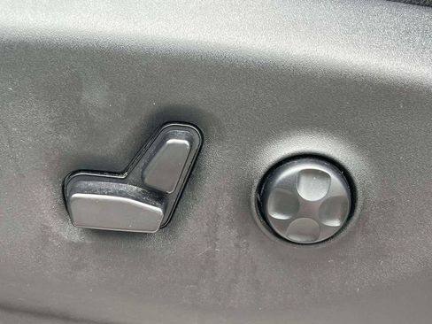 Used 2017 Chrysler Pacifica Touring-L FWD image 19