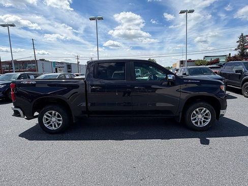 Used 2022 Chevrolet Silverado 1500 LT AWD/4WD image 2