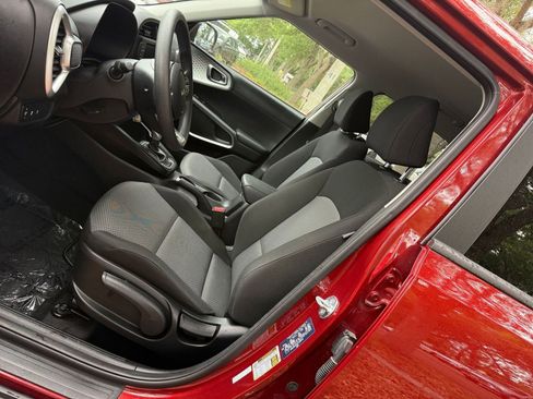 Used 2025 Kia Soul LX w/ LX Technology Package image 23