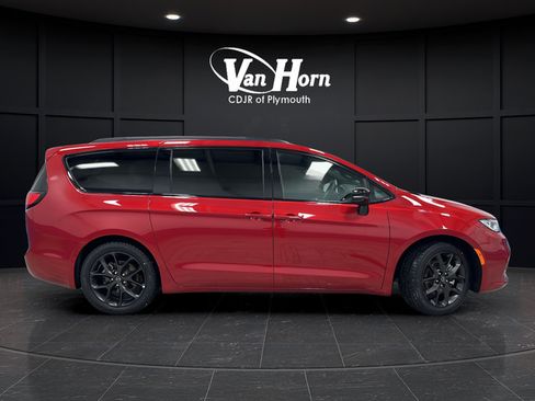 Used 2025 Chrysler Pacifica Limited FWD image 8