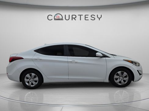 Used 2016 Hyundai Elantra SE image 2