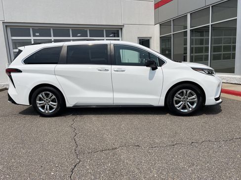 Used 2022 Toyota Sienna XSE w/ XSE Plus Package AWD/4WD image 29