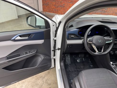 Used 2023 Volkswagen Taos SE w/ Panoramic Sunroof Package AWD/4WD image 8