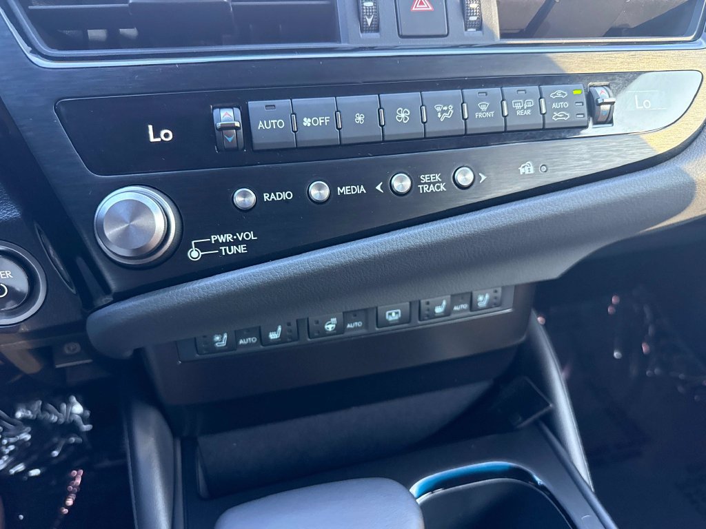 Used 2025 Lexus ES 300h Ultra Luxury w/ Accessory Package (Z2) FWD image 18