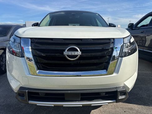 Used 2024 Nissan Pathfinder Platinum AWD/4WD image 2