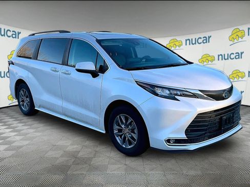 Used 2024 Toyota Sienna XLE image 1