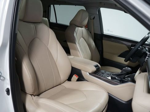 Used 2024 Toyota Highlander Limited image 30